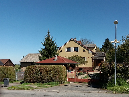 Rodný dům čp. 17 v Prapořišti už v původní podobě nestojí, půdorysně odpovídají pouze hospodářská stavení vlevo vzadu