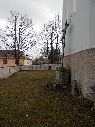 Hodňovské hřbitovy - nejstarší u kostela, na severozápadním okraji obce...