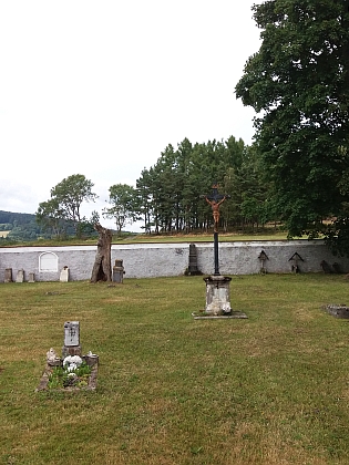 V roce 2022 byly náhrobní kameny ze zrušených hrobů pietně uspořádány
