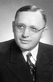 Jeho syn, Dr. Johann Nepomuk Ladek (1904-1964), který působil jako lékař v Lenoře v letech 1933-1946