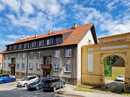 Na místě rodného domu stojí dnes vedle hornostropnické fary bytovka, ale hned naproti stále kostel sv. Mikuláše, kde byl pokřtěn
