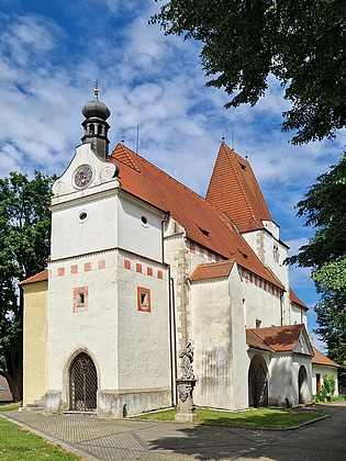 Na místě rodného domu stojí dnes vedle hornostropnické fary bytovka, ale hned naproti stále kostel sv. Mikuláše, kde byl pokřtěn