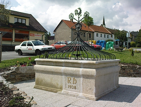 Obnovená kašna na svažité návsi obce Světlík nese nápis "R.H. 1938", po jehož významu se ptá i lednové číslo krajanského měsíčníku v roce 2010