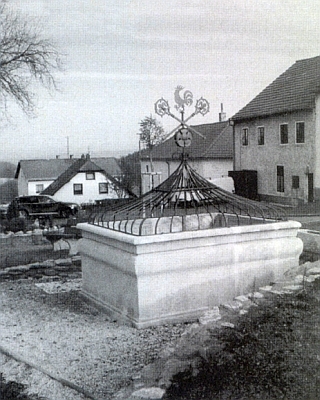 Obnovená kašna na svažité návsi obce Světlík nese nápis "R.H. 1938", po jehož významu se ptá i lednové číslo krajanského měsíčníku v roce 2010