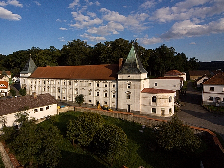 Zámek v Žihobcích, který společně s Žichovicemi získal rod Lambergů v roce 1709