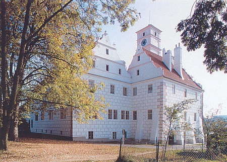 Žichovický zámek, v pozadí hrad Rabí