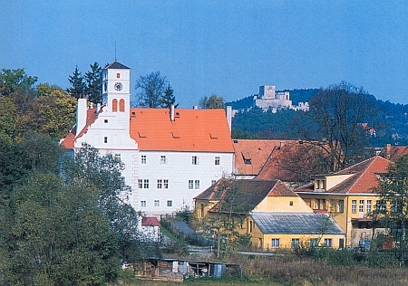 Žichovický zámek, v pozadí hrad Rabí