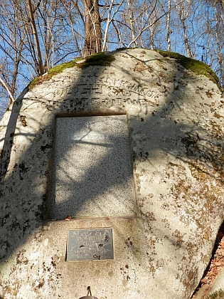 Cetvinský památník padlým na snímku z roku 1991 a 2021