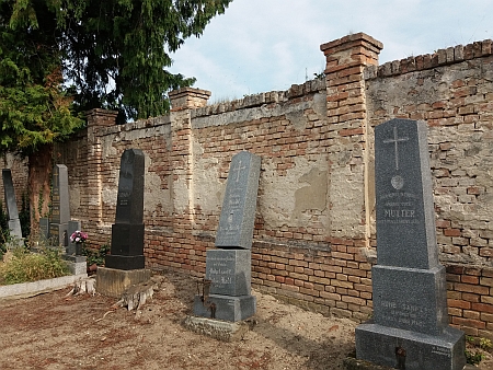 Na hřbitově ve Valticích mezi dochovanými německými hroby a náhrobky ten jeho není