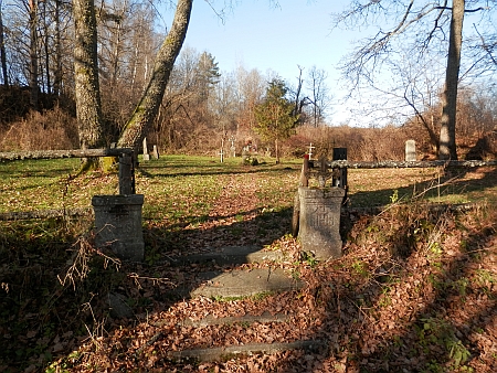 Cetvinský hřbitov a opravený kostel v zimě roku 2021