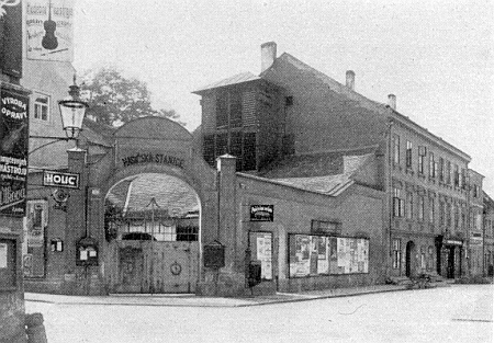 Další jím pořízený snímek dokumentuje zástavbu rohu Biskupské a Radniční ulice s branou hasičské stanice, stržené v roce 1928 a nahrazené palácem pojišťovny Fénix