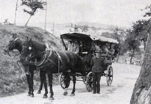 Turneři z Lenory se v roce 1928 vydali takto na župní slavnost do Kašperských Hor, k níž byl vydán i zvláštní odznak, a podle připojeného článku, který o výpravě napsal do krajanského měsíčníku Fritz Hudler, byli cestou v Rejštejně zasypáni místními Čechy kamením