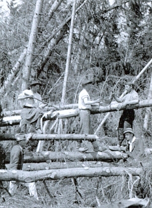 Snímek Josefa Seidela z června téhož roku 1919 ho zachycuje mezi dřevorubci