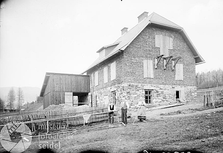 Novostavba jeho domu blízko nádraží v Lenoře na snímku z března 1926