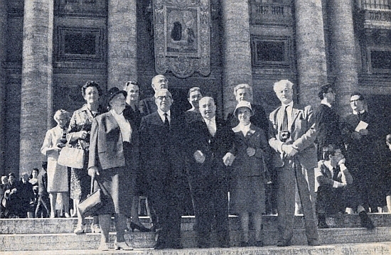 Tady stojí s fotoaparátem na schodišti před svatopetrským dómem
při římském blahořečení Jana Nepomuka Neumanna