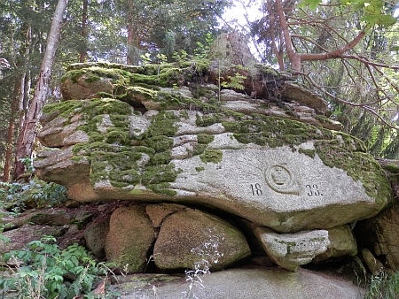 Stavbu Jeleního smyku v roce 1833 dodnes připomíná na jednom z balvanů letopočet a schwarzenberská korunka