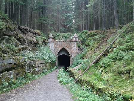 Portály tunelu Schwarzenberského kanálu u Jeleních Vrchů