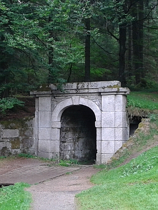 Portály tunelu Schwarzenberského kanálu u Jeleních Vrchů