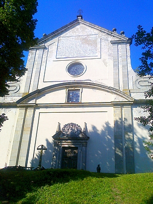 Průčelí kostela Nejsvětější Trojice, jediné budovy, která se z areálu kláštera dochovala