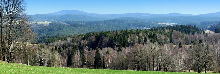 Panorama šumavských vcholů z rodné Dolní Sněžné (na horním snímku prvý zprava Knížecí stolec, na dolním prvý zleva Chlum)