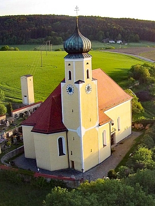 Kostel sv. Jiljí (Egidia) v Zenchingu s přilehlým hřbitůvkem