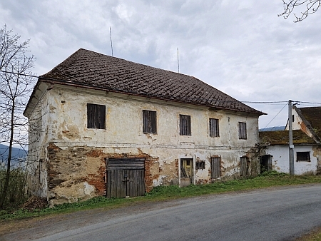 Stavení čp. 14 v Děpolticích, kde žil - silnice původně dělila Děpolticce a Oldřichovice, později ale byly Oldřichovice začleněny do Děpoltic