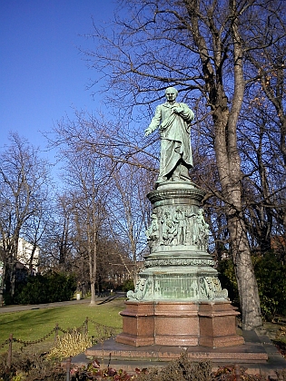Lannův pomník v Českých Budějovicích od vídeňského sochaře Franze Xavera Pönningera (1832-1906) - poprvé odhalený v roce 1879, obnovený 1993