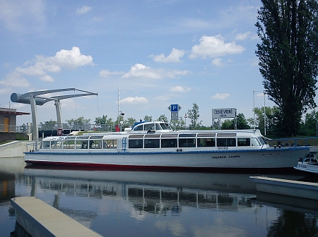 Jméno Vojtěcha Lanny nese výletní loď, plující po nově splavněné Vltavě mezi Českými Budějovicemi a Hlubokou nad Vltavou (2011)