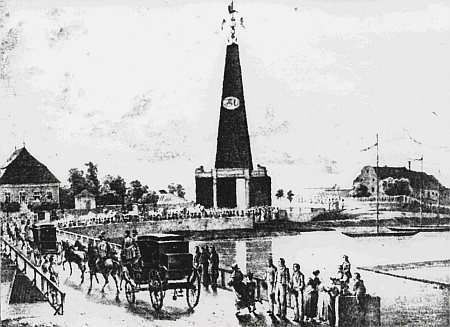 Dlouhý most se slavnostní bránou, kterou projížděl 6. srpna 1835 císař Ferdinand I. s chotí Marií Annou