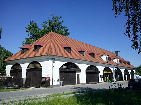 Lannova loděnice na Vltavském nábřeží, hned vedle rodného domu