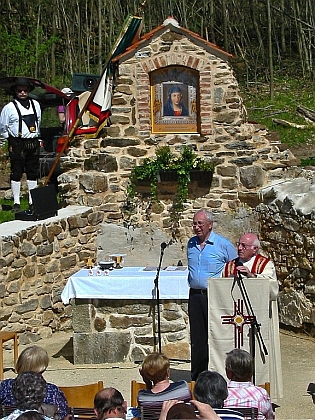 První mše v Lučině po 67 letech roku 2012 - Hans Laubmeier stojí v modré košili vedle faráře Raimunda Arnolda