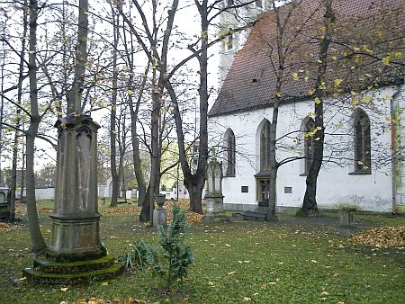 Hrob na Staroměstském hřbitově se nedochoval, ale tři roky před svým skonem tu vysvětil náhrobek biskupa Lindauera (vlevo)