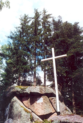 Kříž na Kraví hoře u Vyššího Brodu byl na skále instalován z iniciativy Wernera Lehnera