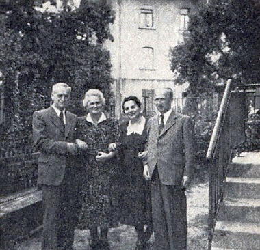 Zleva na tomto snímku, pořízeném 5. července 1953 v bádensko-württemberském městě Sigmaringen, stojí školní rada Raimund Widtmann se ženou a vpravo od nich Hedwig a Franz Leitermannovi