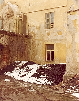 Snímek z roku 1981, zachycující okno jeho kanceláře na bystřickém zámku