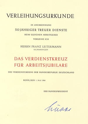 Listina k propůjčení záslužného kříže za padesátiletou zaměstnaneckou věrnost, kterou podepsal Heinrich Lübke, německý spolkový prezident (byl ve funkci v letech 1959-1965)