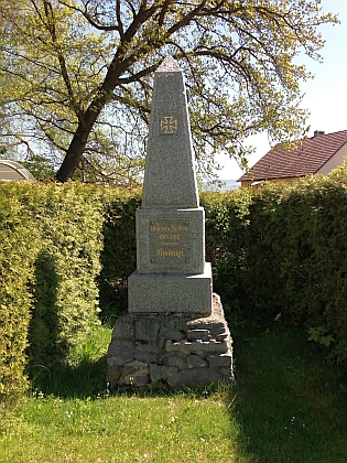 Na chudenínském pomníku padlým v 1. světové válce najdeme i jméno jeho o dva roky staršího bratra Wolfganga