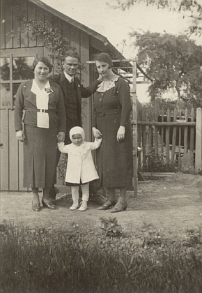 Werberovi ještě v jejím rodném Bílovci (narodila se v tamní nemocnici) s tříletou tehdy dcerkou a její tetou u zahradního altánu při ulici zvané tehdy v roce 1937 "Volkskraftgasse" v části města německy řečené "Radnitz", česky Radotín