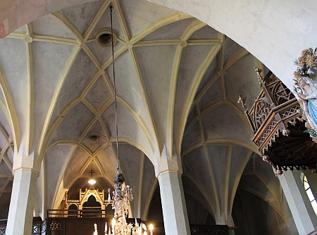 Interiér kostela v Žumberku se starobylou klenbou