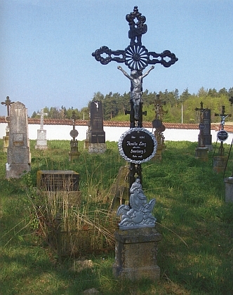 Hrob rodiny Lenzovy na žumberském hřbitově