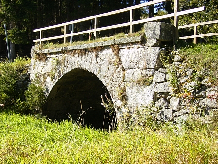 Mostek přes Harlandbach (Mechový potok) na Zlaté stezce