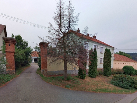 Rodný dům čp. 3 v Něměticích je jistě přestavěný, ale stále je součástí tamního hospodářského dvora