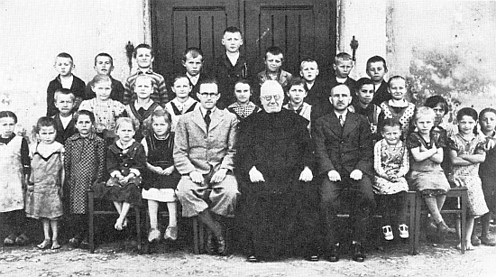 Tady je s vitěšovickými dětmi ročníku narození 1930-1932 zachycen farář Václav Velíšek, rodák z Čakovce, který musel roku 1938 faru opustit