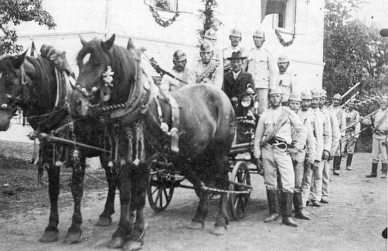 Na snímku, který poslala do redakce Glaube und Heimat, je zachycen vitěšovický hasičský sbor roku 1930, kdy slavil jubileum svého vzniku - budova v pozadí je zdejší fara nebo škola