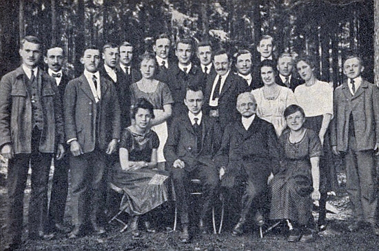 Sedí tu uprostřed vedle Hanse Schreibera na učebním kurzu tzv. "Volkshochschule", tj. "lidové univerzity" v Lázních sv. Markéty u Prachatic roku 1921 zachycen fotografií, doprovázející pamětnický text Josefa Berause o této akci