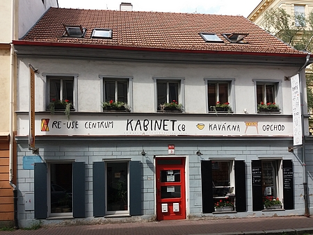V místech, kde se narodil, stojí dnes
literární kavárna "Měsíc ve dne"