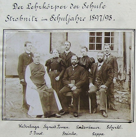 Jako mladý učitel v Horní Stropnici ve školním roce 1897/1898 stojí zcela vpravo na snímku, kde vedle sedícího ředitele Steinka vidíme zcela nalevo stát mladičkého Hanse Waltenbergera a pod stojícím Scherklem sedí Adalbert Leppa