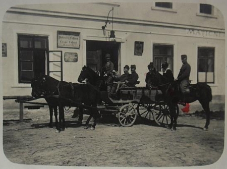 Historický snímek zachycuje někdejší českovrbenský hostinec "U Ruského cara Alexandra", kde sídlila česká matiční škola