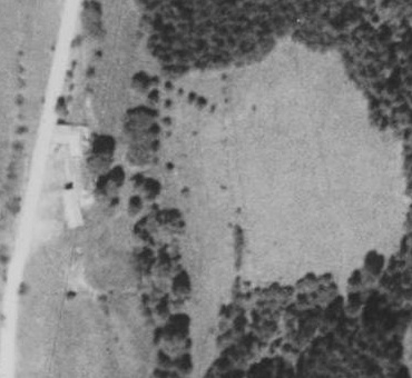 Místa, kde stával Lojzův mlýn u Běleně (při silnici vlevo na Všímarském potoce, nic jiného tu podle mapy dál k Vltavě neteče), na leteckých snímcích z let 1952 a 2008 (viz i Adalbert Leppa a Karl Franz Leppa)