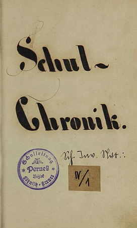 Výrazná předsádka pernecké školní matriky i s razítkem školy